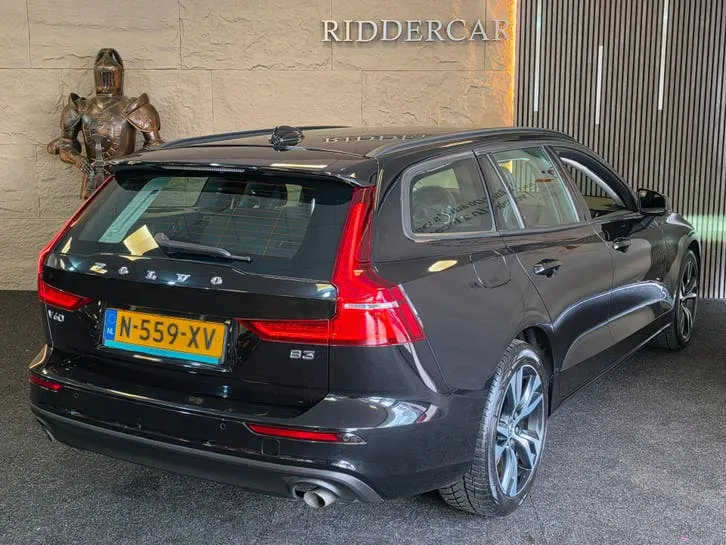 Volvo V60 2022 photo 2