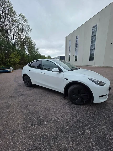 Tesla Model Y 2023 photo 4