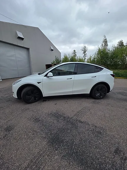 Tesla Model Y 2023 photo 2