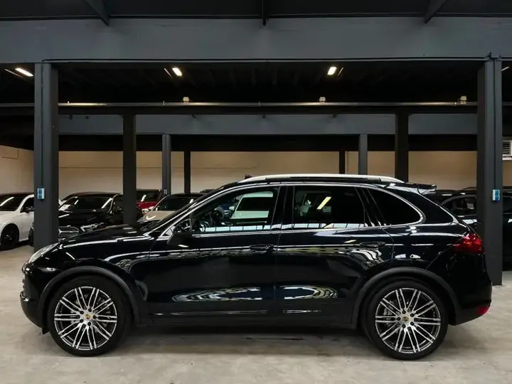 Porsche Cayenne 2012 photo 2