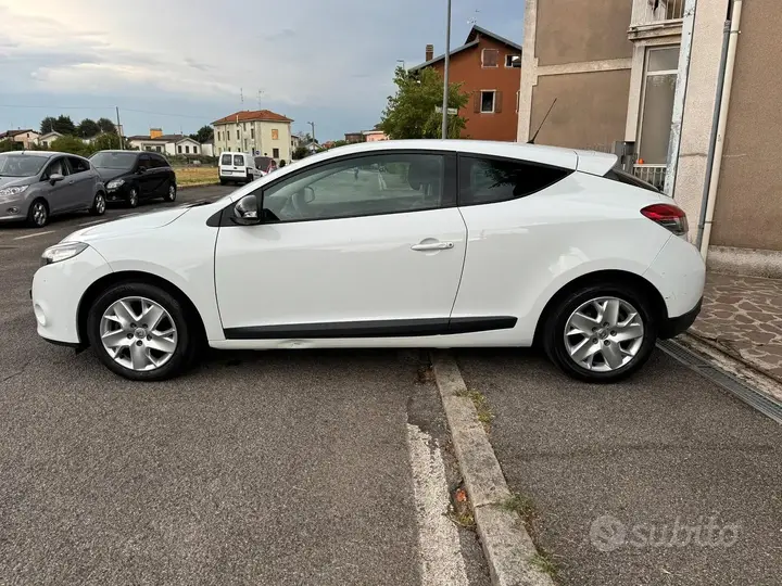 Renault Megane 2011 photo 2