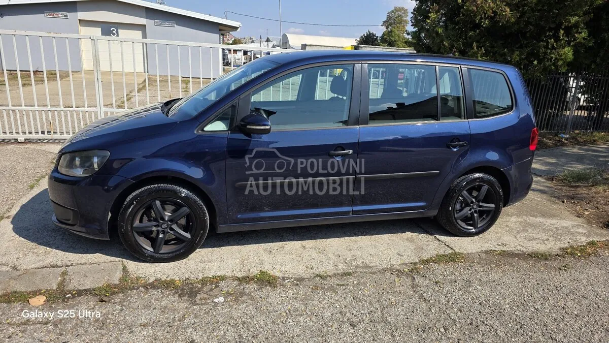 Volkswagen Touran 2011 photo 2