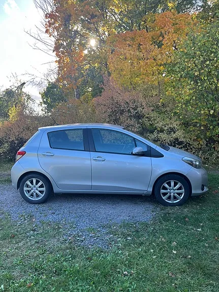 Toyota Yaris 2012 photo 2
