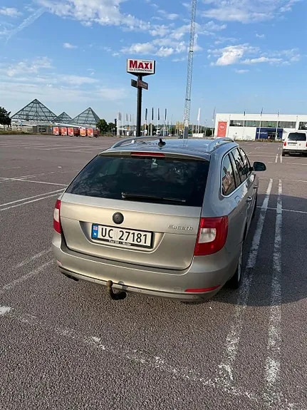 Skoda Superb 2012 photo 2