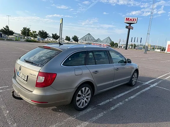 Skoda Superb 2012 photo 4