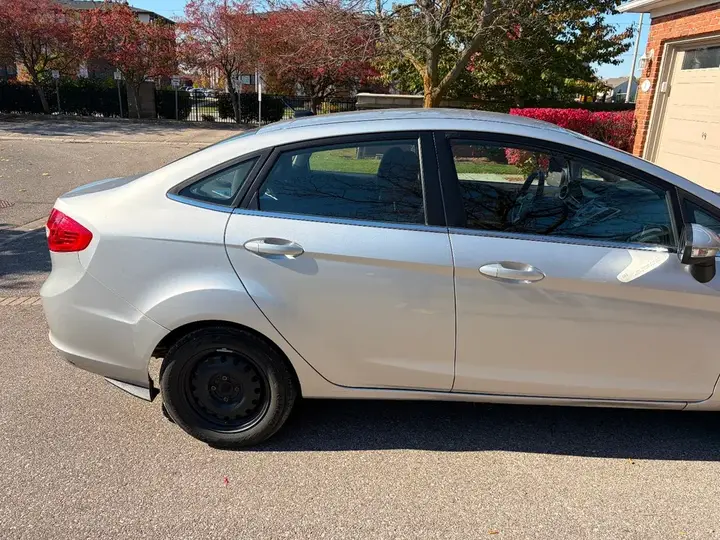 Ford Fiesta 2011 photo 2