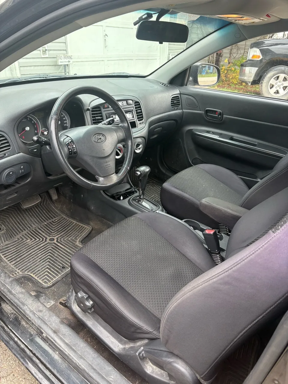 Hyundai Accent 2010 photo 3