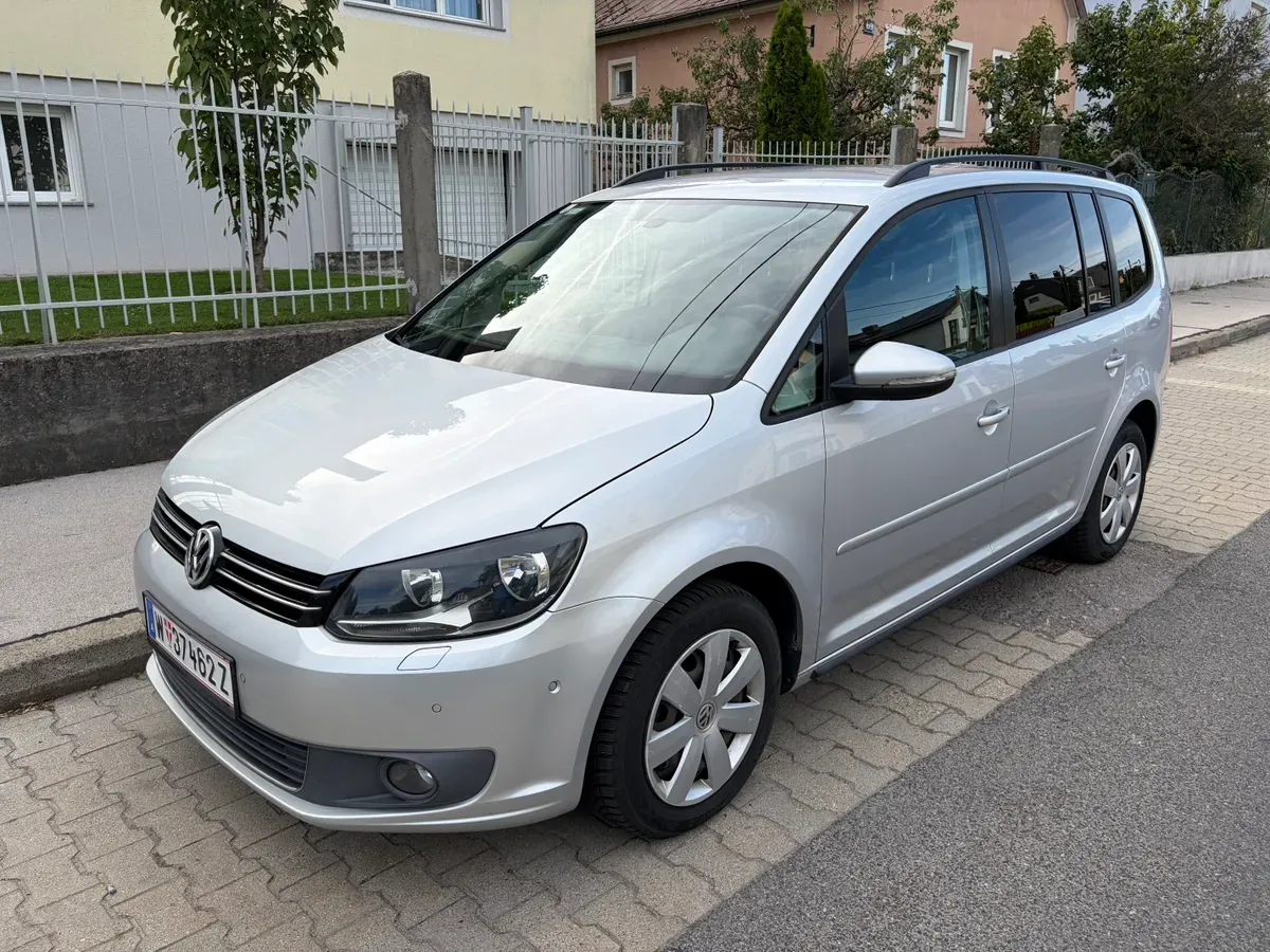 Volkswagen Touran 2012 photo 2