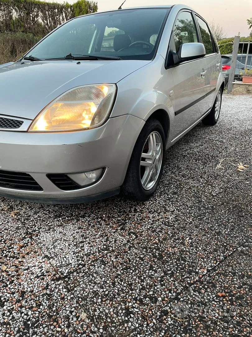 Ford Fiesta 2005 photo 2