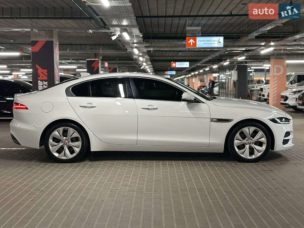 Jaguar Xe 2020 photo 4
