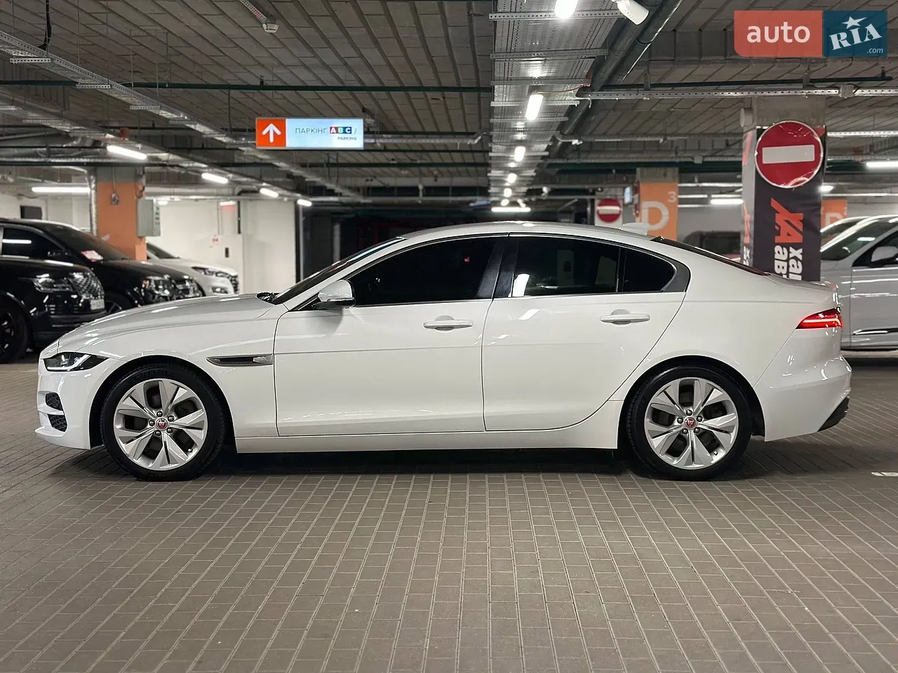Jaguar Xe 2020 photo 5
