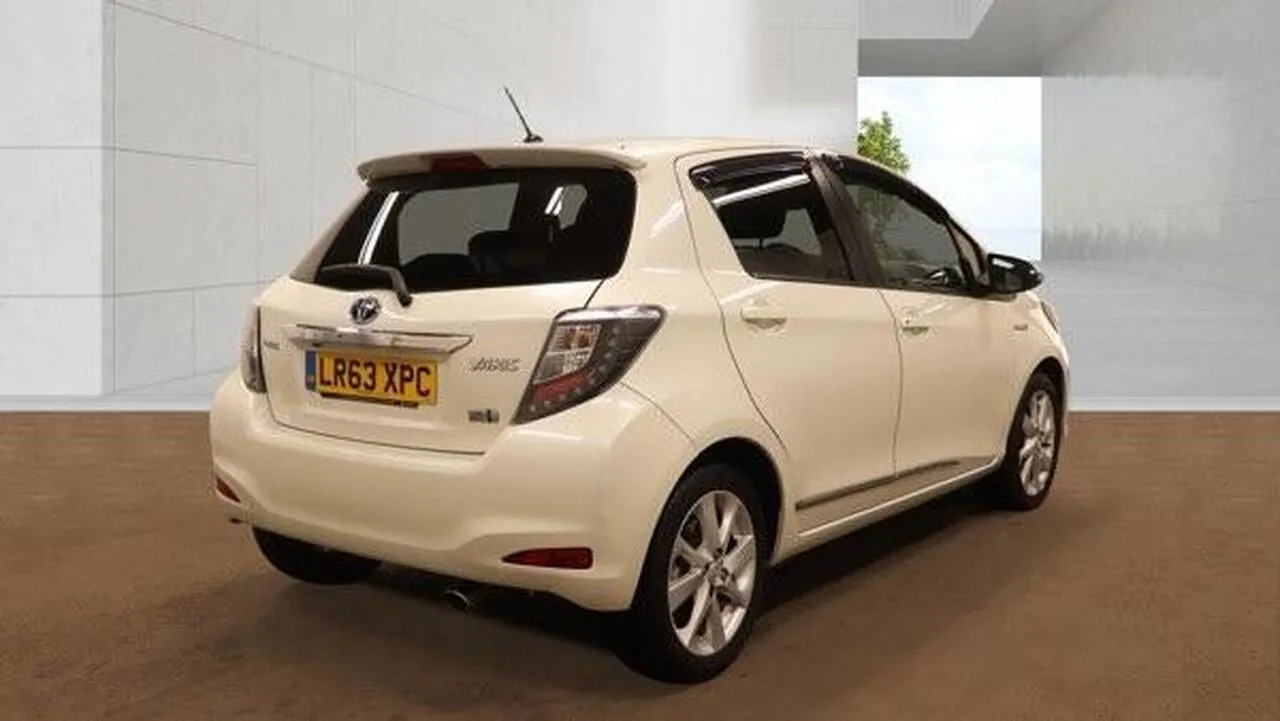 Toyota Yaris 2013 photo 4