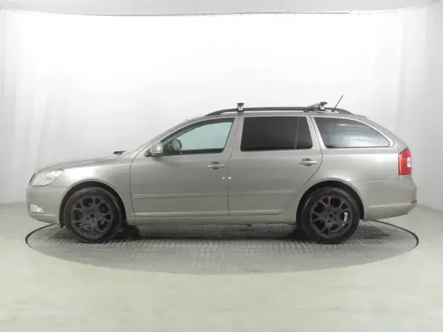 Skoda Octavia 2011 photo 2
