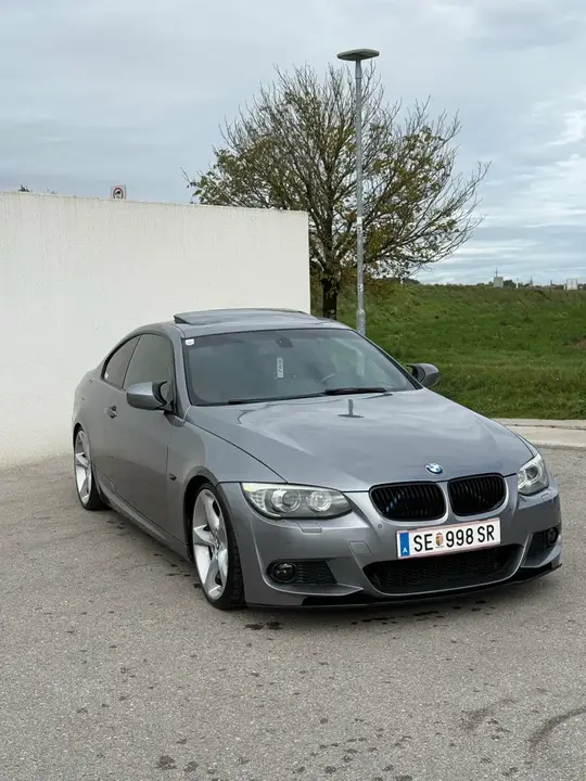 BMW 3 Series 2010 photo 2