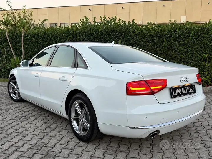 Audi A8 2011 photo 3