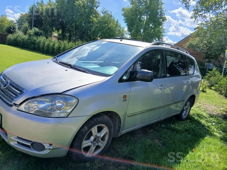 Toyota Avensis Verso 2003 photo 4