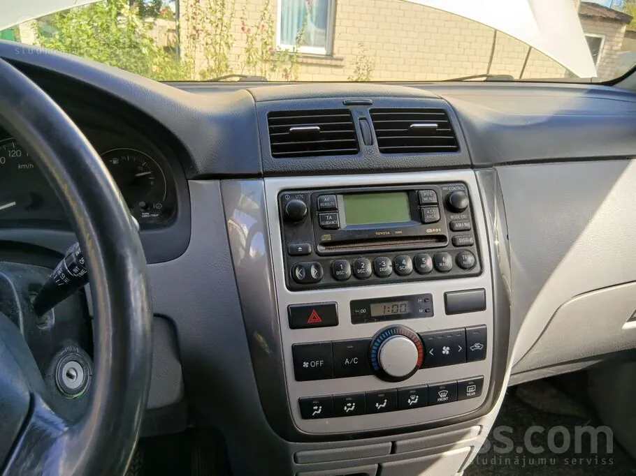 Toyota Avensis Verso 2003 photo 2