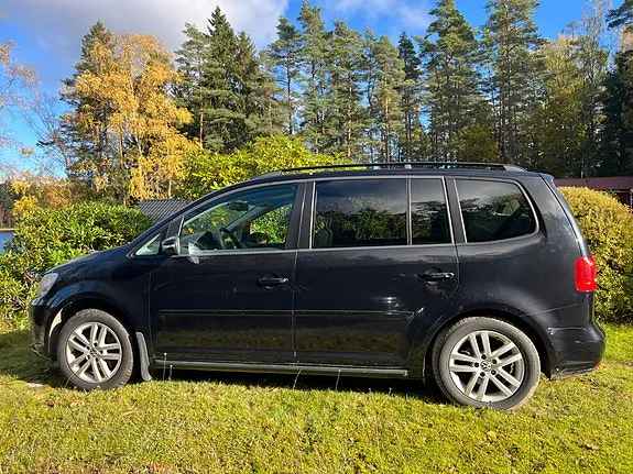 Volkswagen Touran 2011 photo 2