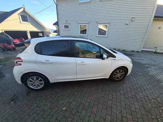 Peugeot 208 2014 photo 3