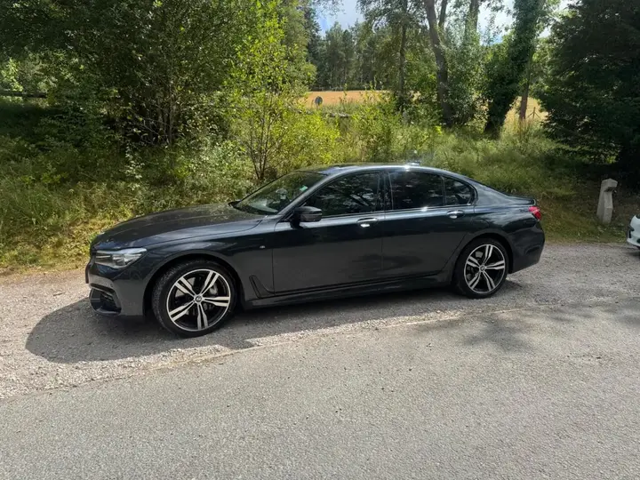 BMW 7 Series 2017 photo 2