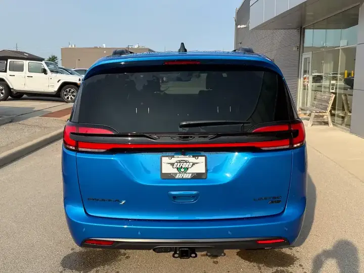 Chrysler Pacifica 2027 photo 5