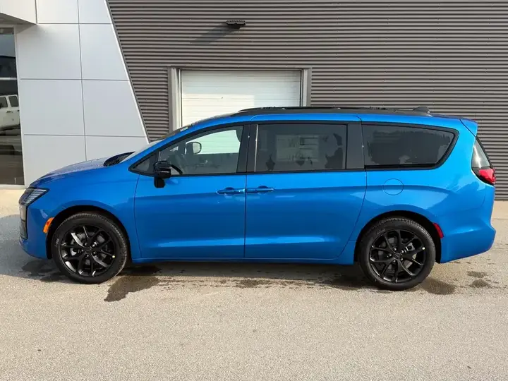 Chrysler Pacifica 2027 photo 3