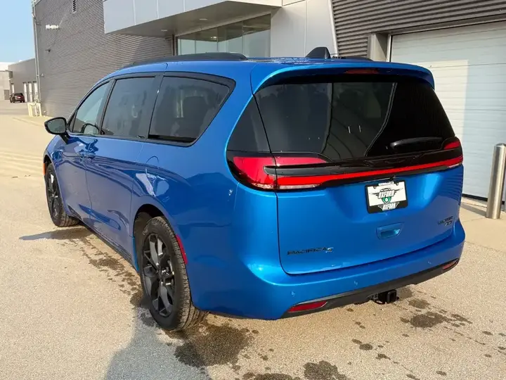 Chrysler Pacifica 2027 photo 4