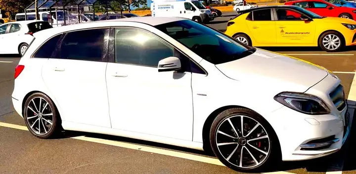 Mercedes-Benz B 180