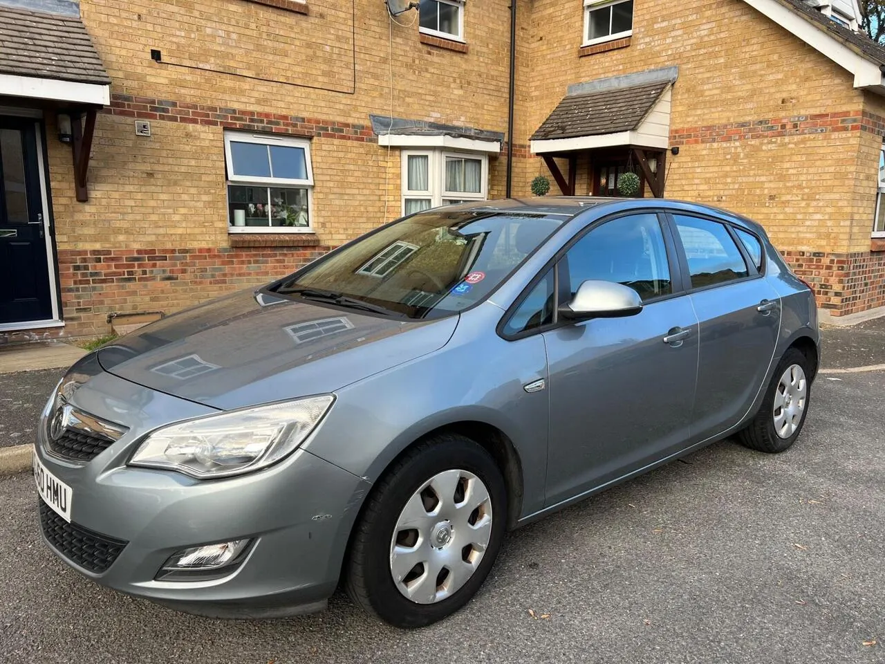 Vauxhall Astra 2010 photo 2