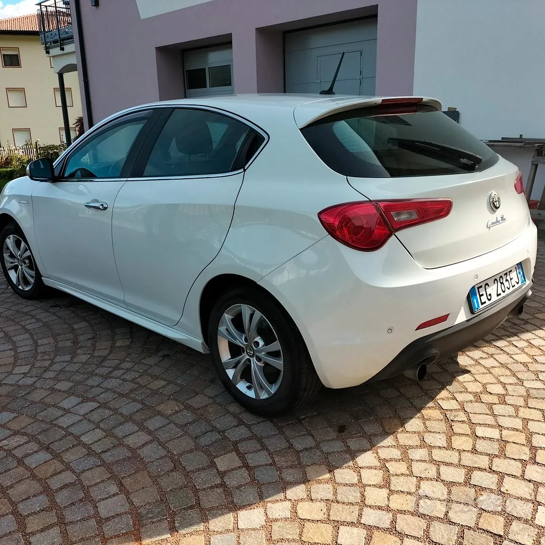 Alfa Romeo Giulietta 2011 photo 2