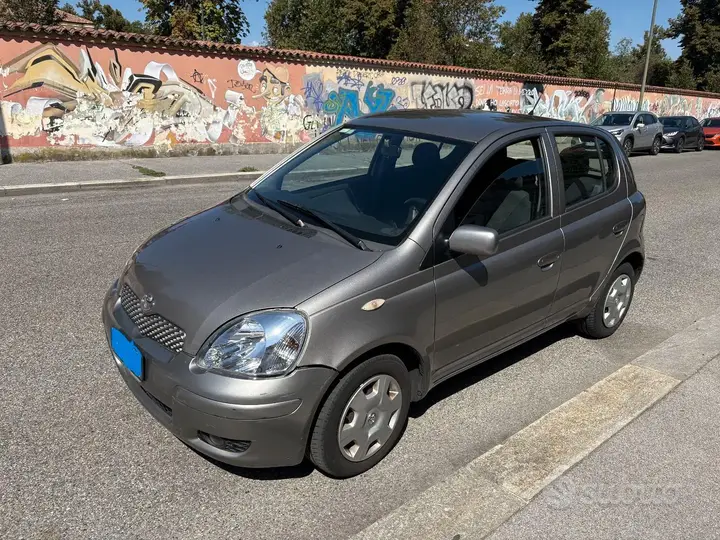 Toyota Yaris 2005 photo 2