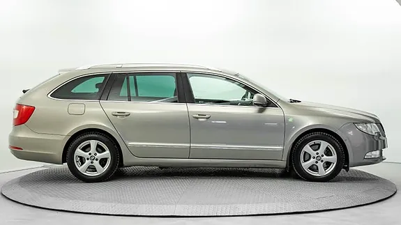 Skoda Superb 2011 photo 4