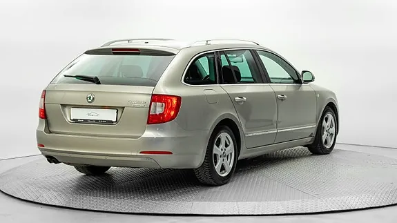 Skoda Superb 2011 photo 5