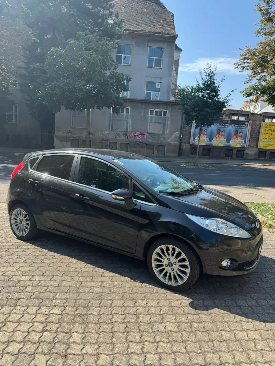 Ford Fiesta 2011 photo 2