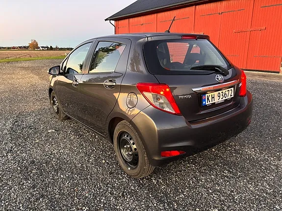 Toyota Yaris 2013 photo 5