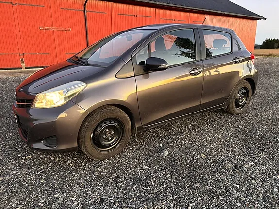 Toyota Yaris 2013 photo 2
