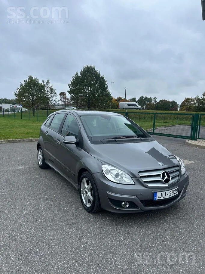 Mercedes-Benz B180 2010 photo 2