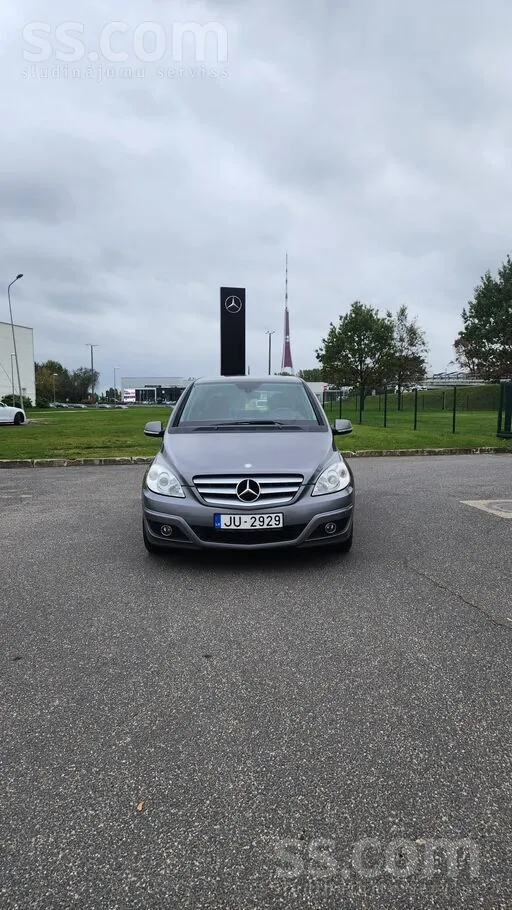 Mercedes-Benz B180