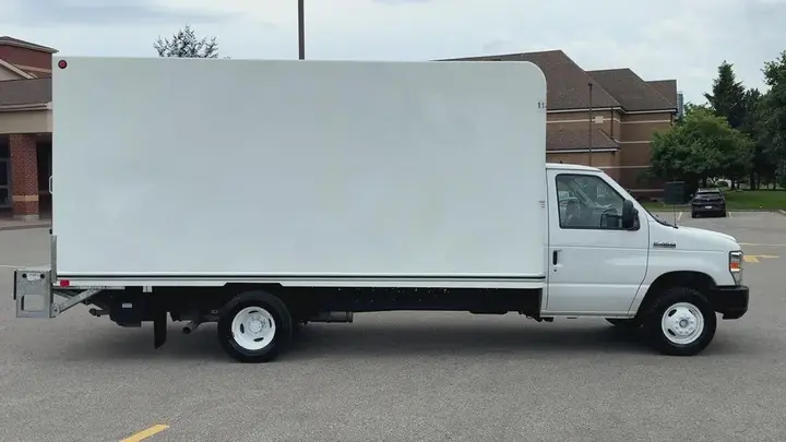 Ford E-450 2022 photo 2