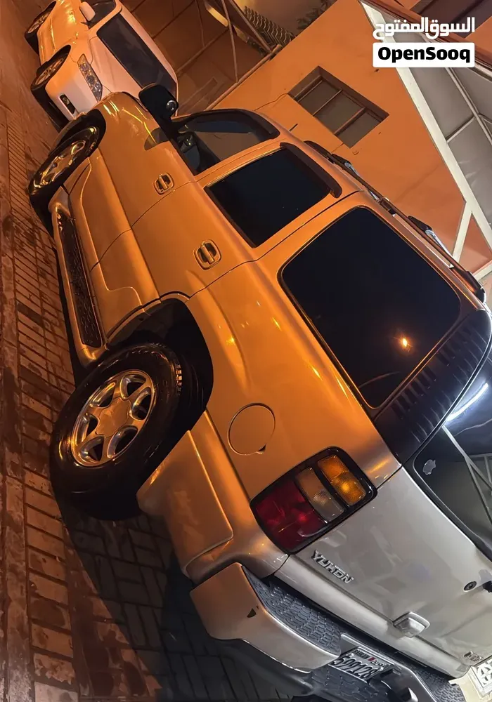 GMC Yukon Denali 2005 photo 2
