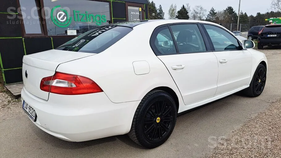 Skoda Superb 2012 photo 2