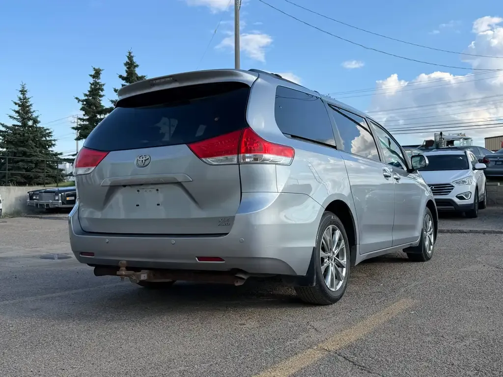 Toyota Sienna 2011 photo 5