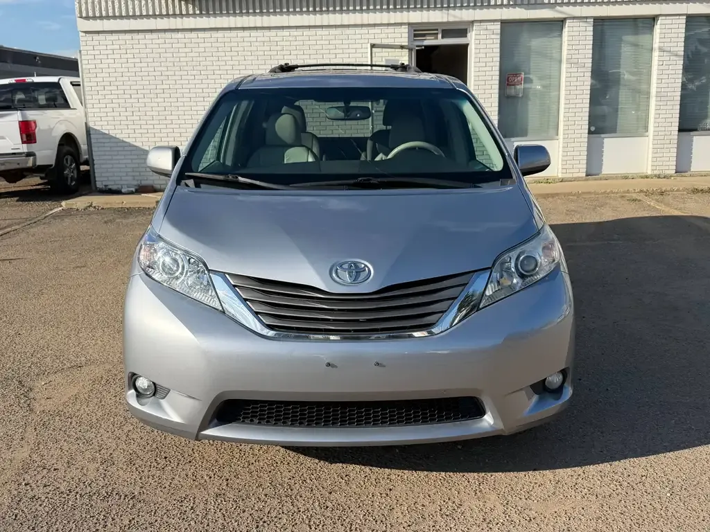 Toyota Sienna 2011 photo 2