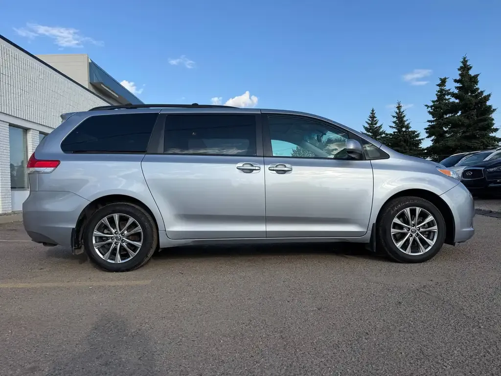 Toyota Sienna 2011 photo 4