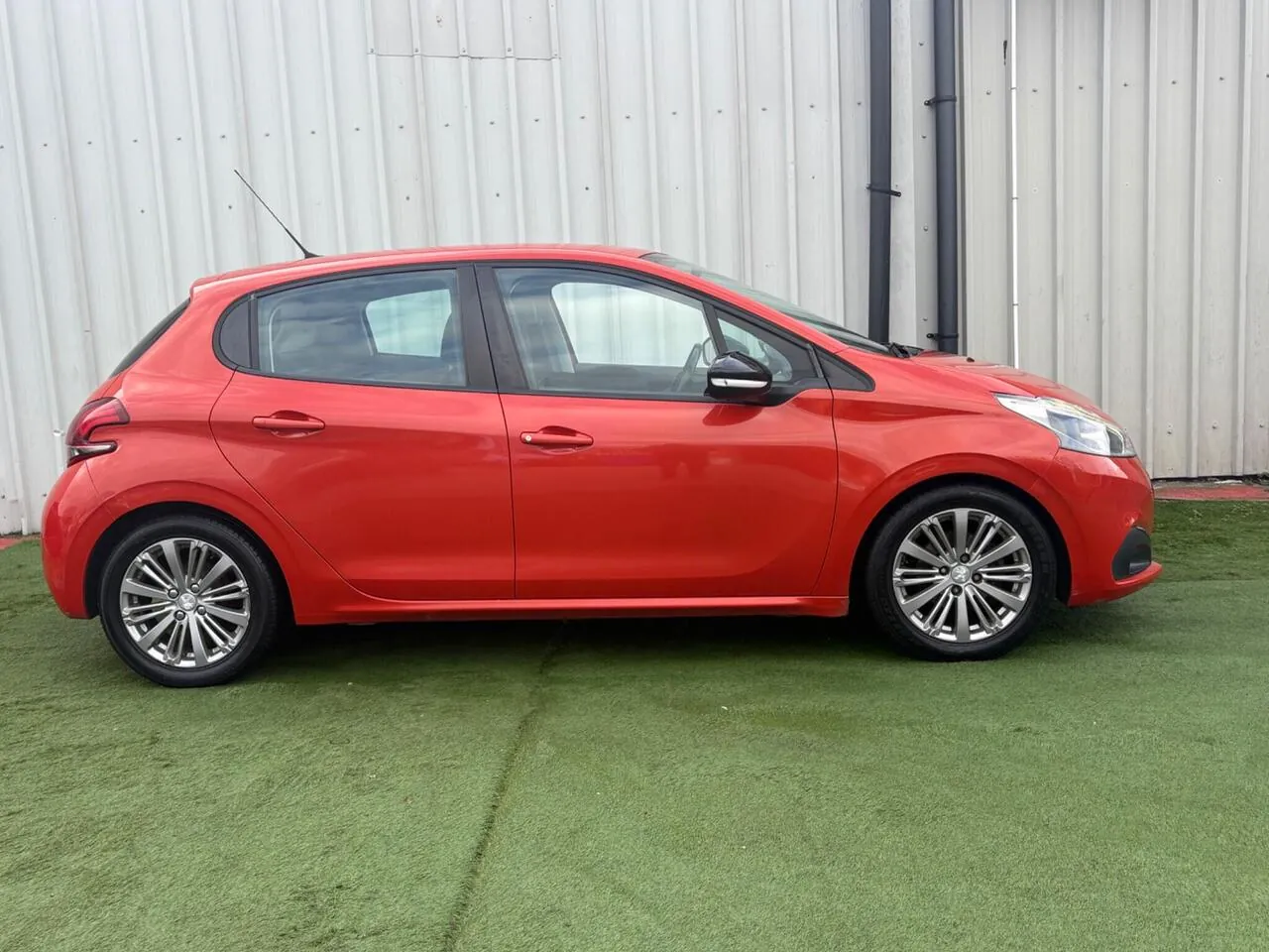Peugeot 208 2015 photo 3