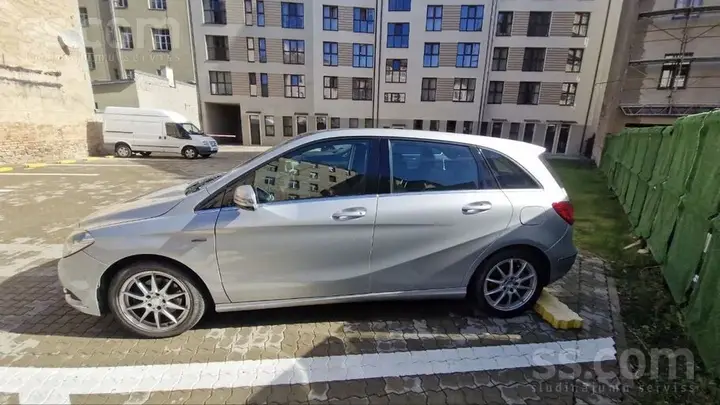 Mercedes-Benz B180 2011 photo 3