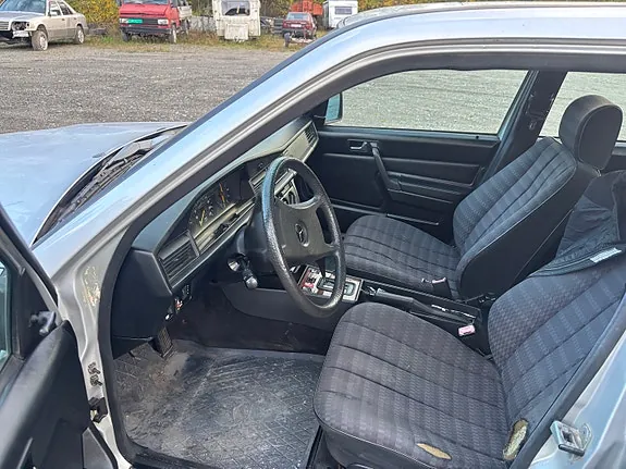 Mercedes-Benz 190 E 1990 photo 5