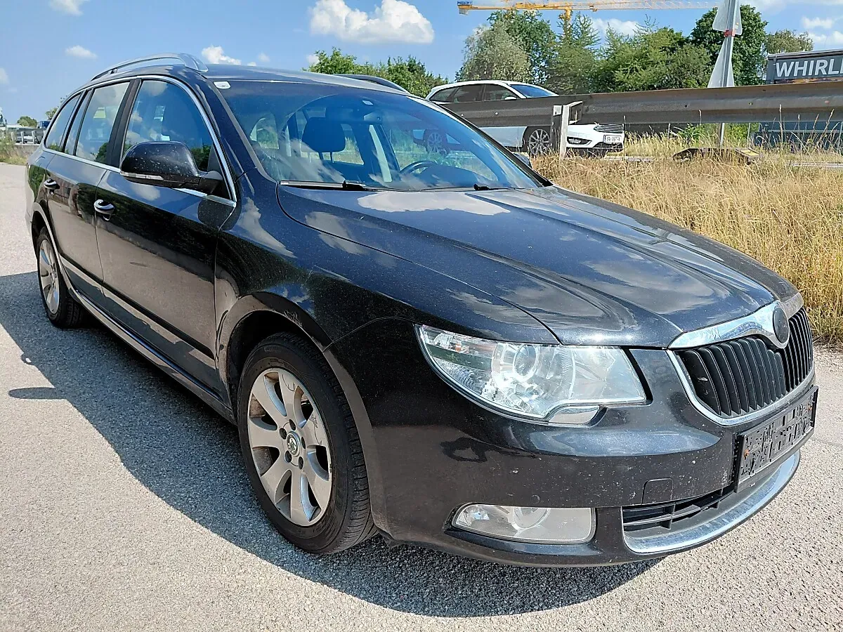 Skoda Superb 2012 photo 2