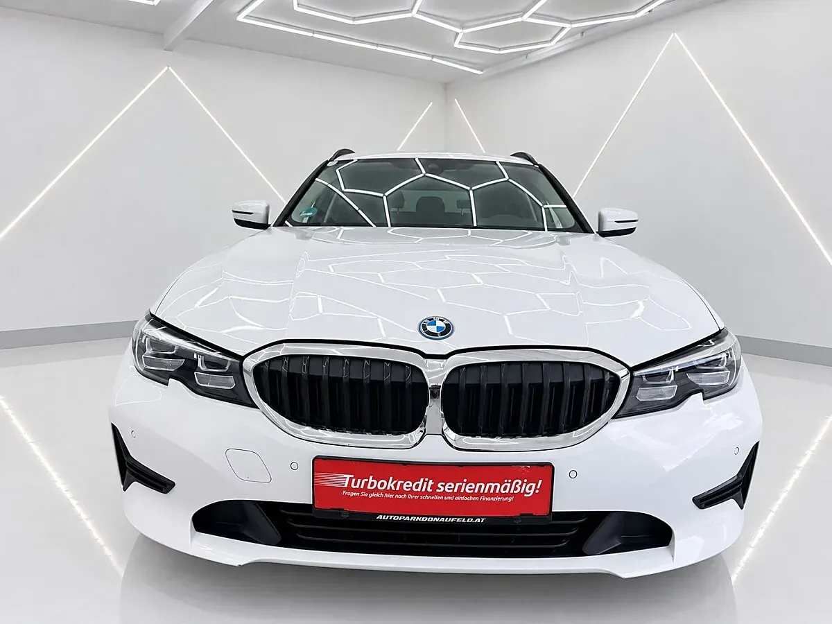 BMW 3 Series 2022 photo 2
