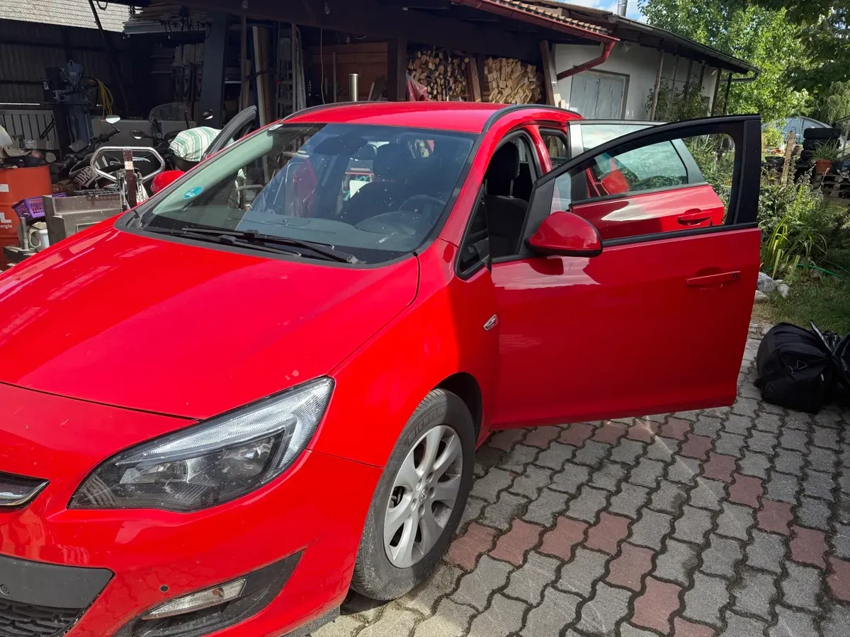 Opel Astra 2014 photo 2